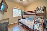 Guest bedroom w/ queen/twin bunk bed and HDTV